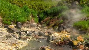 Ebeko volkan caldera Fumarole alanında. Sıcak kükürt gazı emisyon.