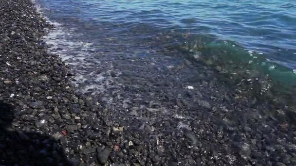 Mořské Vlny Válcování Černé Oblázkové Pláži Pomalý Pohyb — Stock video