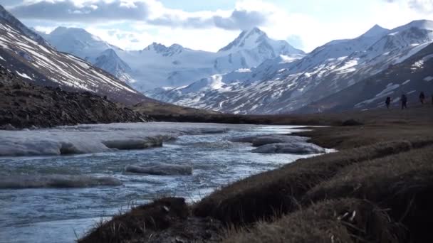 Schönen Fluss Und Schneebedeckten Bergen Altay — Stockvideo