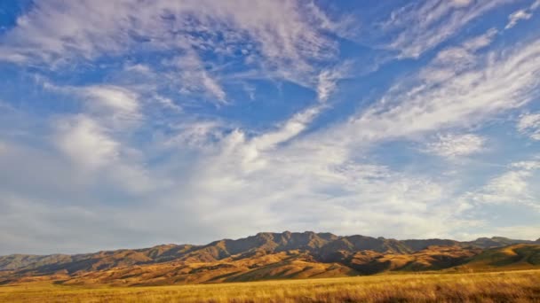 Paisaje con roca, montaña y nubes — Vídeos de Stock