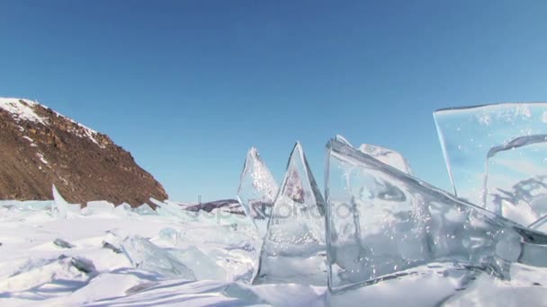 Ijs op blauwe hemelachtergrond — Stockvideo