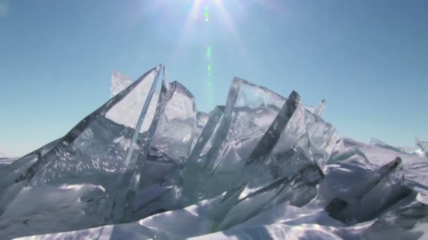 Mavi gökyüzü arka plan üzerinde buz — Stok video