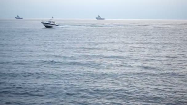 Barcos Nadando Invierno Mar — Vídeo de stock