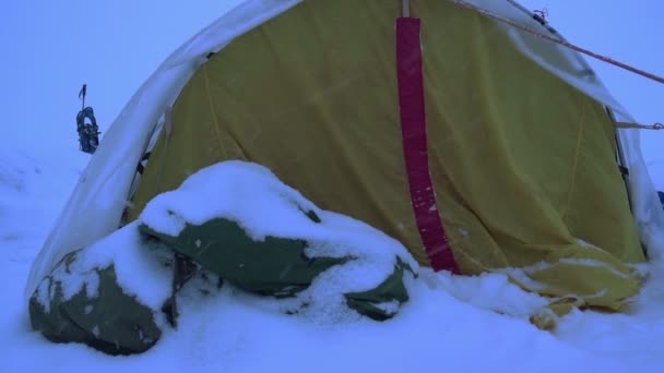 Tenda Amarela Montanhas Nevadas Altay — Vídeo de Stock
