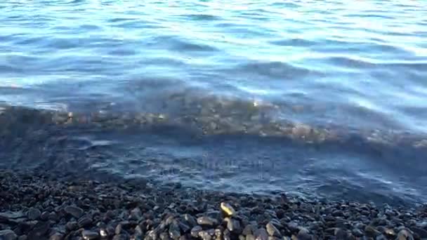 Rocas Oscuras Playa — Vídeo de stock