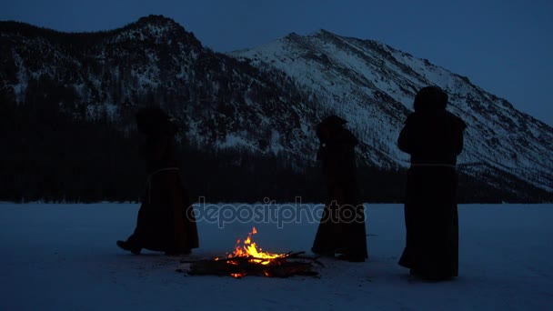 アルタイ ロシア連邦 2017 僧侶年頃山スローモーションでキャンプファイヤーで祈る — ストック動画