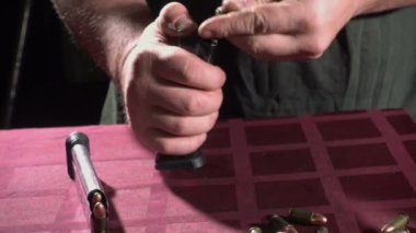 El silah temizlik ve güvenlik denetimi için ateşli silah dis-derleme.