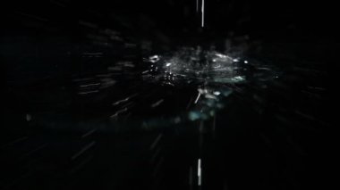 karanlık bir yerde su damlaları 