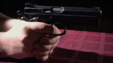 El silah temizlik ve güvenlik denetimi için ateşli silah dis-derleme.