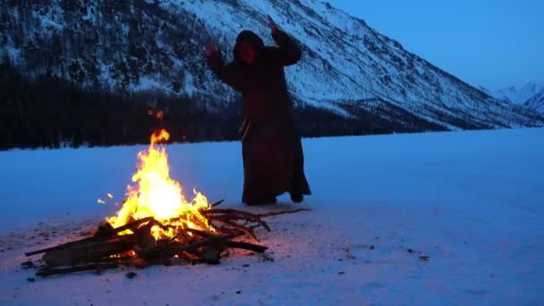 Altay Russland 2017 Ein Mönch Nahe Dem Feuer — Stockvideo