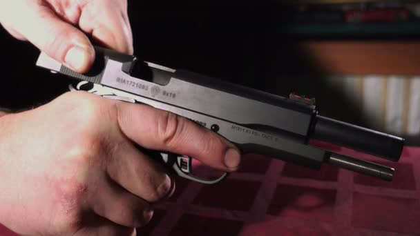 Desmontaje Del Arma Fuego Para Limpieza Control Seguridad Pistola Mano — Vídeos de Stock