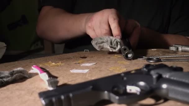 Desmontaje Del Arma Fuego Para Limpieza Control Seguridad Pistola Mano — Vídeo de stock