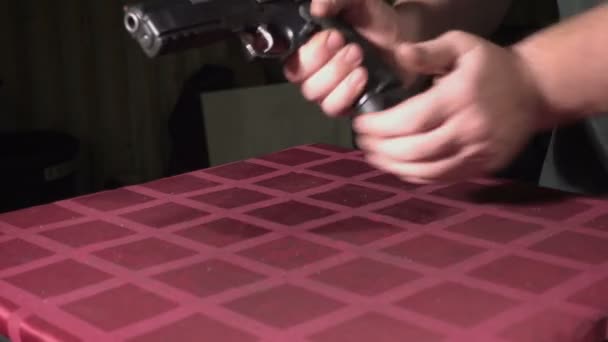 Skjutvapnet Dis Montering För Rengöring Och Säkerhet Kontrollera Handhållen Pistol — Stockvideo