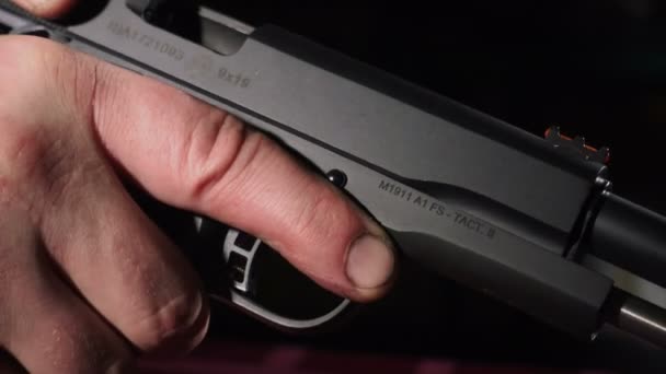 Demontáž Výrobě Bednění Zbraň Pro Čištění Bezpečnostní Kontrolu Kapesní Pistole — Stock video