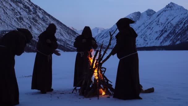Altay Russia Circa 2017 Four Monks Pray Campfire Mountains Slow — Stock Video