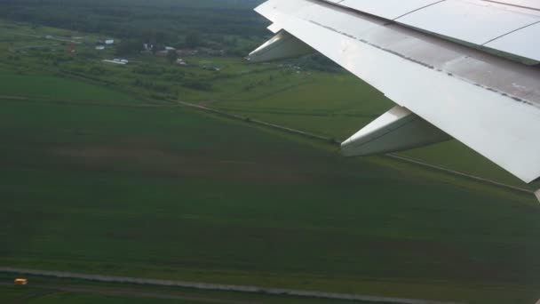 Flugzeug Hebt Aus Nächster Nähe Vom Flügel — Stockvideo