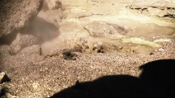 エベコ火山の斜面に間欠泉パラムシル島 千島列島の北部 オホーツク海 ロシア スローモーション — ストック動画