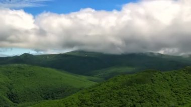bulutlar hareket dağ üzerinde Kurils, Rusya Federasyonu 
