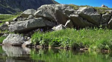 Dağ manzarası. Şelale Mramorniy (mermer). Sibirya doğa