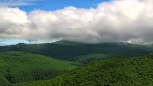 Nubes Que Mueven Por Encima Montaña Kuriles Rusia — Vídeos de Stock