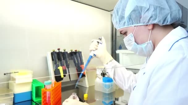 Novosibirsk Russia Aprile 2017 Analizzatore Dna Nel Moderno Laboratorio Biologico — Video Stock