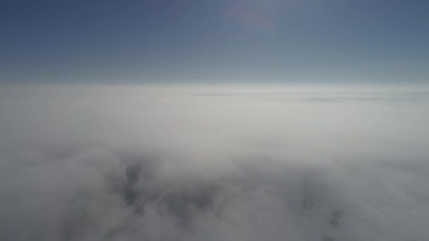 Blick Auf Berge Vor Blauem Himmel Und Weißen Wolken — Stockvideo