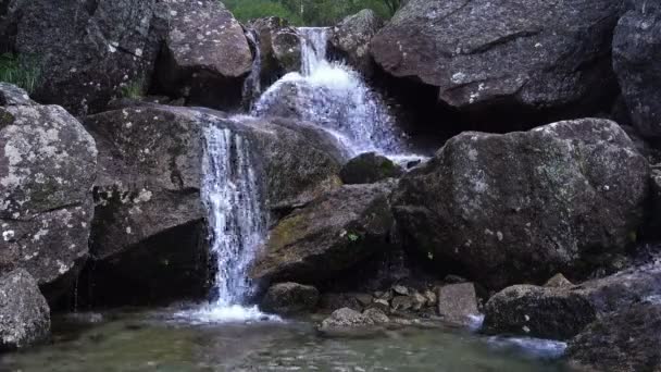 美丽的瀑布在山上的景色 — 图库视频影像