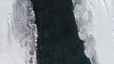 Nehirle kaplı karla kaplı muhteşem kış manzarası