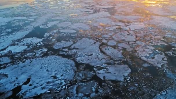 Удивительный Природный Вид Замерзшим Морем Время Восхода Солнца Туманным Утром — стоковое видео
