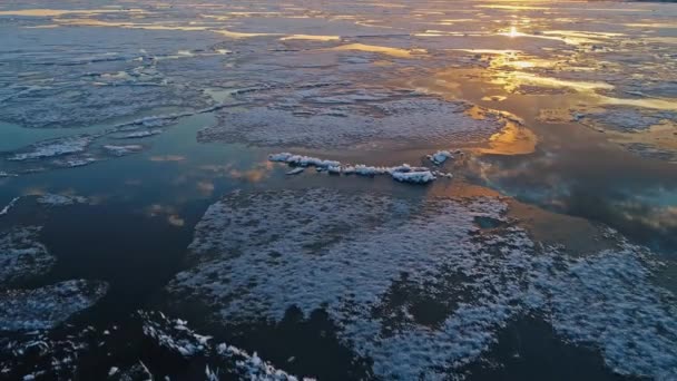 Erstaunliche Natürliche Aussicht Mit Gefrorenem Meer Bei Sonnenaufgang Und Nebligem — Stockvideo