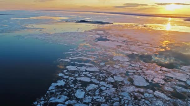 Дивовижний Природний Вид Замерзлим Морем Під Час Сходу Сонця Туманного — стокове відео