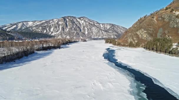 鸟瞰着令人惊奇的白雪覆盖的冬季河流景观 — 图库视频影像