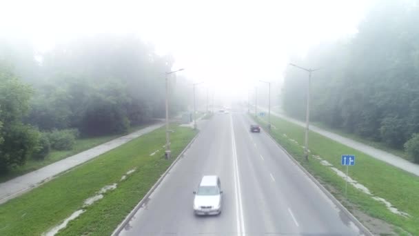 城市道路在晨雾中 高角镜下 — 图库视频影像