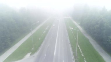 Şehir yolu sisli, yüksek açı manzaralı.  