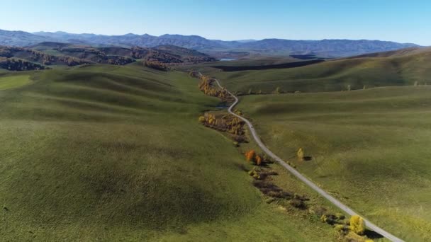 Coches Que Conducen Camino Entre Colinas Verdes — Vídeo de stock