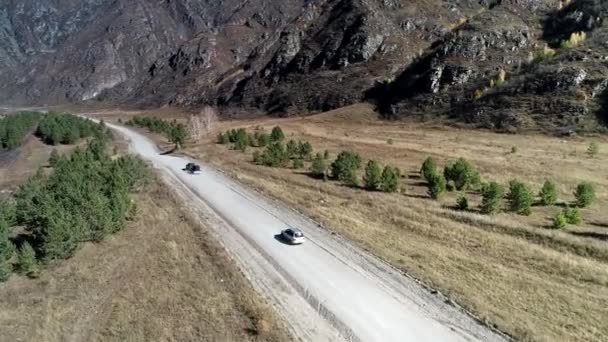 Автомобілі Їдуть Дорозі Між Горами Річкою — стокове відео