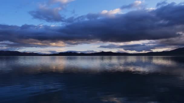 夜晚乌云的天空映照在托尔博努尔湖上 — 图库视频影像