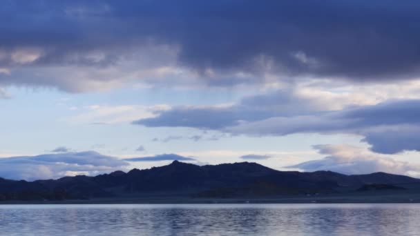 Aften Overskyet Himmel Afspejles Tolbo Nuur Søen – Stock-video