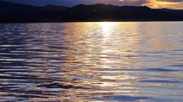 Cielo Nublado Noche Reflejado Lago Tolbo Nuur — Vídeo de stock
