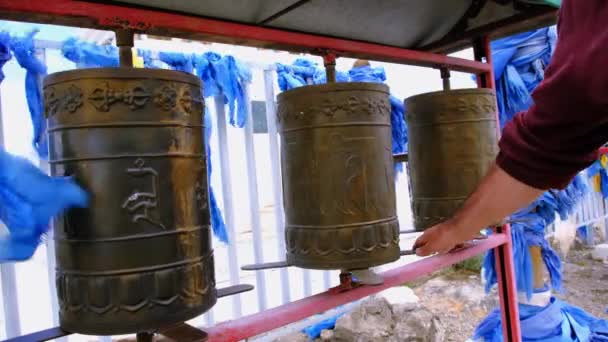西モンゴルにおける仏教の祈祷太鼓と青のリボンの列 — ストック動画