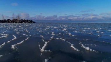 Güneşin doğuşu ve sisli bir sabah boyunca donmuş deniz manzarası