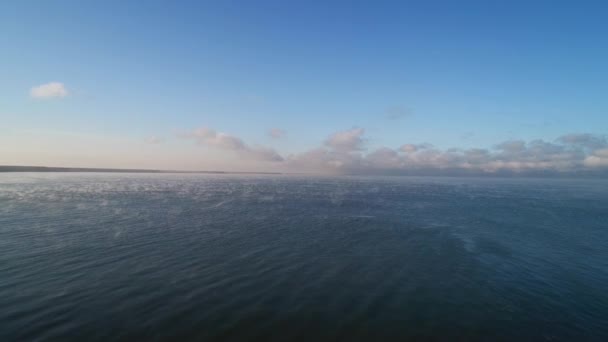 Zee Zonsopgang Mistige Ochtend Mist Boven Blauw Rimpelwater Zicht Vanuit — Stockvideo