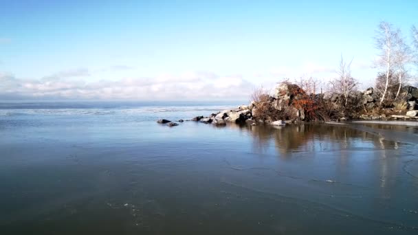 氷に覆われた海の石 — ストック動画