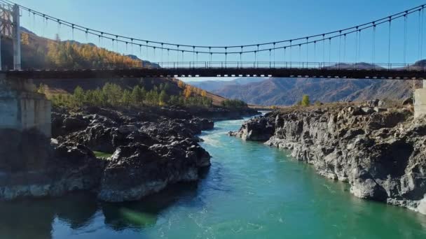 Dağ Nehri Üzerindeki Asma Köprü — Stok video