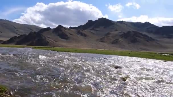 Fluss Und Trockener Felsiger Berg — Stockvideo