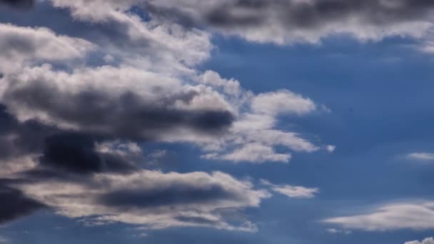 Σύννεφα Κινούνται Ομαλά Στον Γαλάζιο Ουρανό — Αρχείο Βίντεο