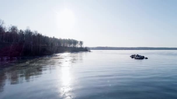 Nebel Über Welliger Wasseroberfläche — Stockvideo