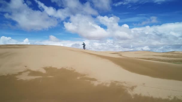 Turista Andando Longo Borda Duna Areia — Vídeo de Stock