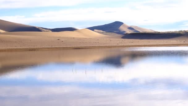 Big Sand Barkhan Weerspiegeld Het Meer — Stockvideo