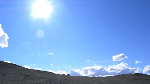 Caminhante Caminhando Pedra Deserto Montanha Terreno — Vídeo de Stock